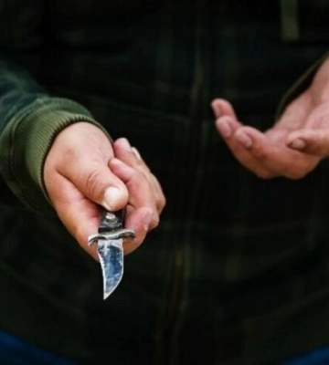 У Мукачеві чоловік погрожував ножем поліцейським та військовим (відео)