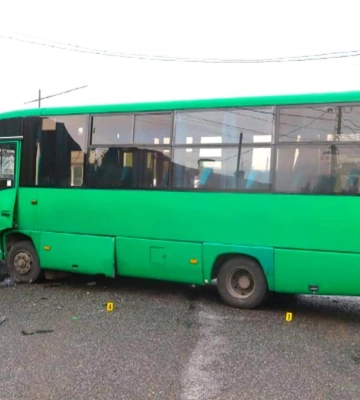 Потрійна ДТП у Надвірній: автобус “протаранив” дві автівки (ФОТО)