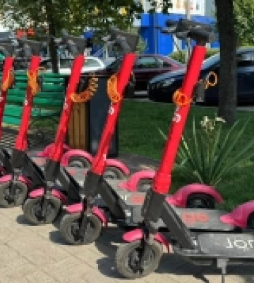 У Сарнах ветеран війни запустив сервіс оренди електросамокатів