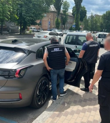 Чиновник Львівської митниці &quot;допомагав&quot; чоловікам покинути Україну за $15 000