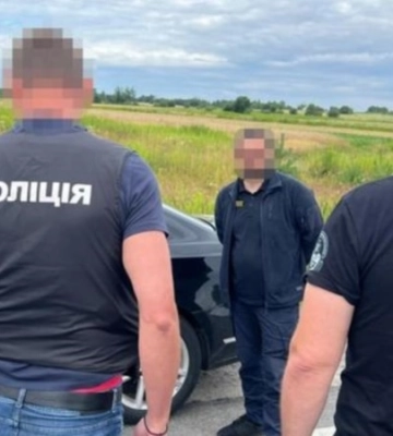 На Львівщині працівника митниці та мешканку Закарпаття підозрюють у нелегальному переправленні чоловіків через кордон
