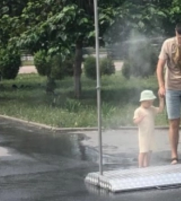 Спека дошкуляє: у райцентрі на Рівненщині облаштували водяну завісу