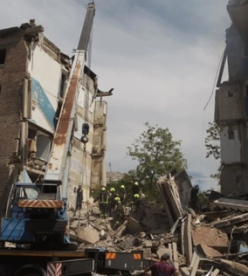 Ракетний удар по Києву: під завалами багатоповерхівки може бути ще одна дитина