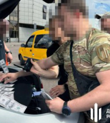 На Донеччині директор БФ допомагав виїжджати чоловікам за кордон під виглядом волонтерів