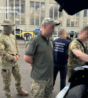 На Донеччині директор БФ допомагав виїжджати чоловікам за кордон під виглядом волонтерів