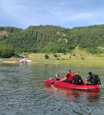 Потонув на озері: у Кіцмані рятувальники дістали з водойми тіло чоловіка