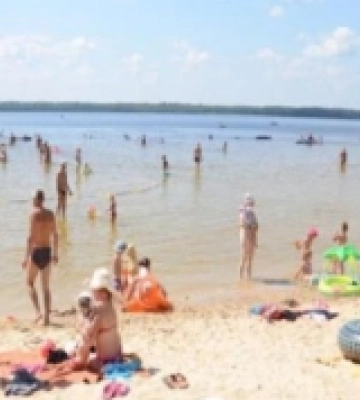 Шалена спека жене всіх до води: на Білому озері – бум відпочивальників