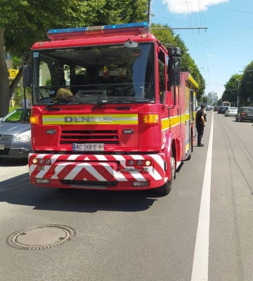 Перегрівся на сонці: у центрі Луцька в автівці спалахнув павербанк 