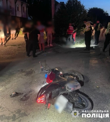Травми отримав мотоцикліст та його пасажирка: у Чернівцях двоколісний врізався у авто