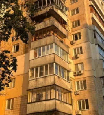 У столичній багатоповерхівці після ракетної атаки чотири квартири сильно пошкоджені