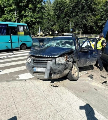 У Рівному внаслідок автопригоди постраждала пасажирка маршрутки