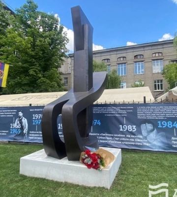 У Дніпрі встановлено пам’ятник «Загиблим від бомб» – до сторіччя митця