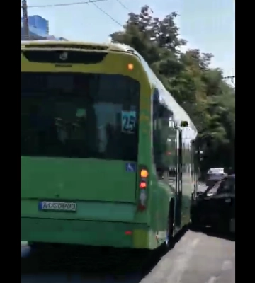 На черкаському перехресті автобус зіштовхнувся з легковиком