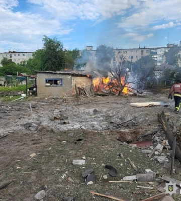 Окупанти здійснили масовані обстріли селища на Купʼянщині: дві людини загинули, ще чотири — постраждали