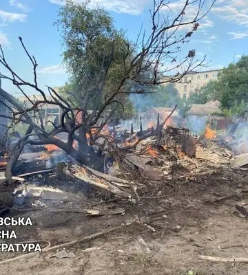 Росіяни масовано вдарили по селищу на Харківщині: двоє загиблих, опубліковано фото наслідків