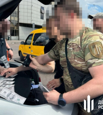 На Донеччині директор БФ допомагав виїжджати чоловікам за кордон під виглядом волонтерів