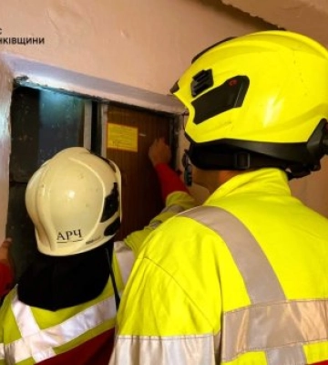 Рятувальники визволили з зачинених ліфтів багатоповерхівок 8 людей, з них четверо - діти