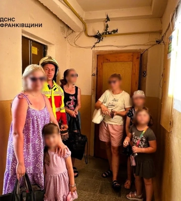 У Франківську рятувальники визволили з ліфтів 8 людей, з них четверо – діти