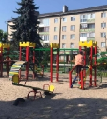 У Радивилові оновлюють дитячі майданчики
