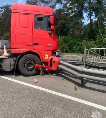 В Киеве ДТП с грузовиком нарушило движение по направлению к метро "Житомирская"