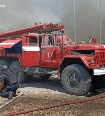 Під час російського обстрілу прямим влучанням пошкоджено будівлю пожежної частини на Запоріжжі. ФОТОрепортаж