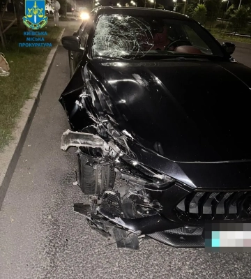У Києві вночі Maserati зіткнулася з мопедом, є жертва: водію автівки повідомили про підозру
