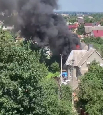 Як вогнеборці долали пожежу на фермі під Луцьком (відео)