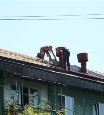 У комунальних будинках Дніпра одночасно ремонтують 10 понівечених часом покрівель: за пів року оновили вже 94