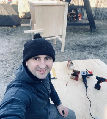 Майстер з Волині виготовляє оригінальні столики та гойдалки з дерева