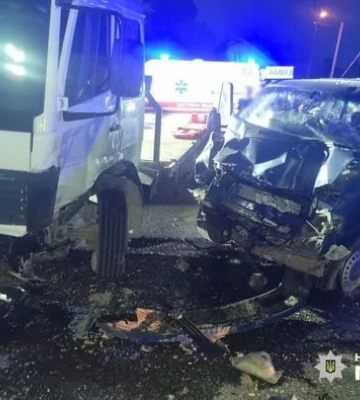 У Чернівцях мікроавтобус зіткнувся з евакуатором, постраждали 11 осіб: серед травмованих – діти. Фото