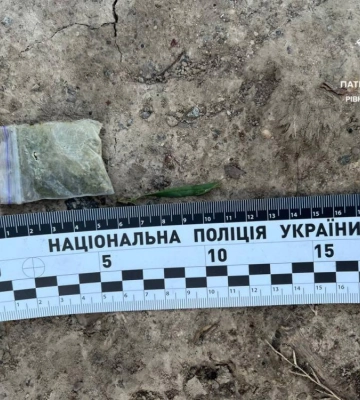 Помітив патрульних - почав тікати: у Рівному у чоловіка виявили наркотики