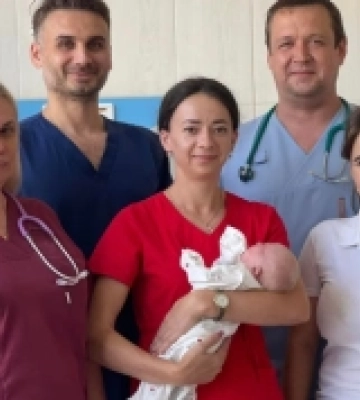 Лікарі Закарпатської обласної дитячої лікарні врятували новонароджене немовля, яке не могло дихати та їсти