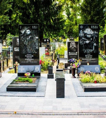 Встановлення меморіальних щитів та надгробних плит на могилах воїнів у Полтаві — головне за 10 липня