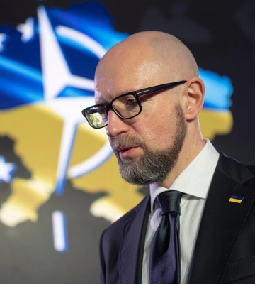 НАТО принимает на себя командные функции по поставкам Украине оружия и координации военной помощи – Яценюк