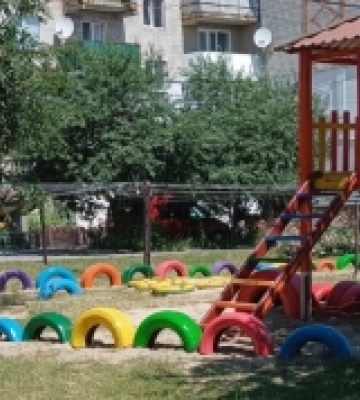 У селищі на Волині упорядкували дитячий майданчик