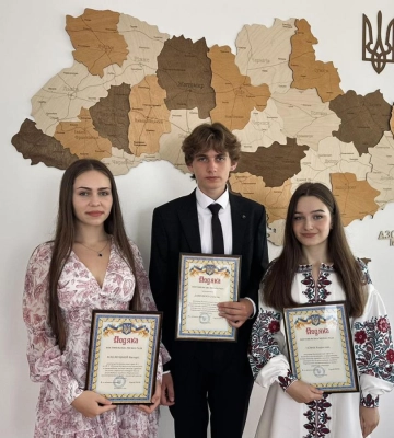 Костопільським випускникам з найвищими балами НМТ вручили подарункові сертифікати