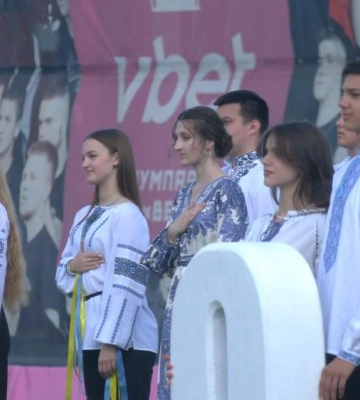 Урочиста хода випускників: як це було у Рівному (ВІДЕО)