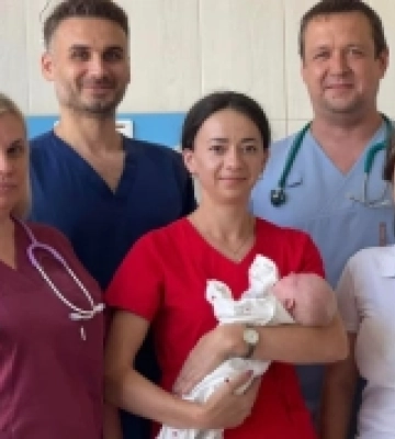 У Мукачеві лікарі врятували новонароджене немовля, яке не могло дихати та харчуватись
