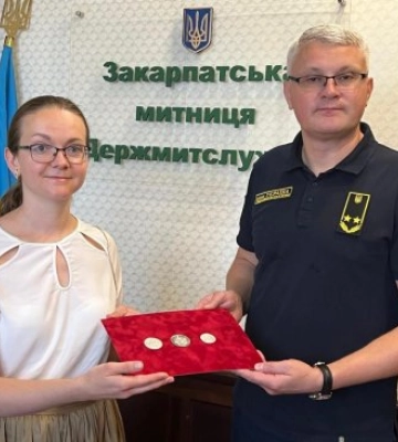 Закарпатська митниця передала музею вилучені старовинні монети, визнані культурною та історичною цінністю
