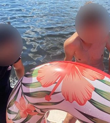 Водний патруль Дніпра допоміг двом хлопцям, яких віднесло течією на надувному крузі