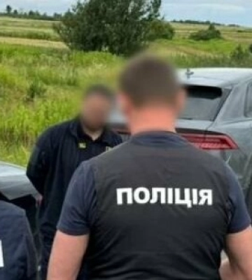Посадовець Львівської митниці та мешканка Закарпаття організували схему переправлення ухилянтів через кордон