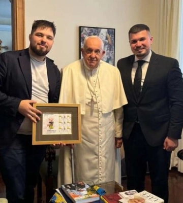 Папі Римському передали стяг від військових та попросили про молитовну підтримку ЗСУ Папі Римському передали стяг від військових та попросили про молитовну підтримку ЗСУ