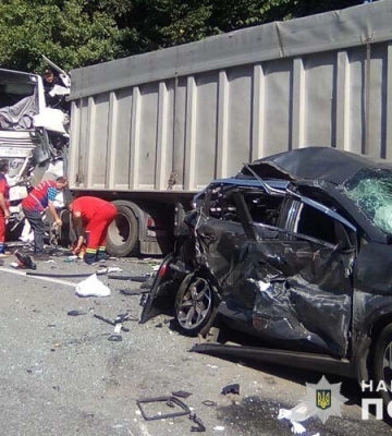 Масштабна ДТП на Тернопільщині: три вантажівки, автобус та два авто (ФОТО)