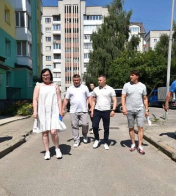 Ремонтувати прибудинкові території у Луцьку будуть, але обмеженим коштом