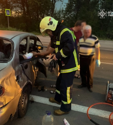 На Львівщині з понівеченого внаслідок ДТП автомобіля деблокували водія