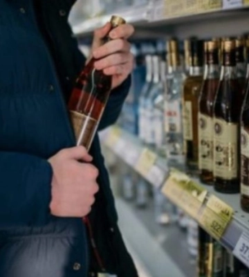 У Дніпрі затримали чоловіка з барабаном, який намагався вкрасти коньяк