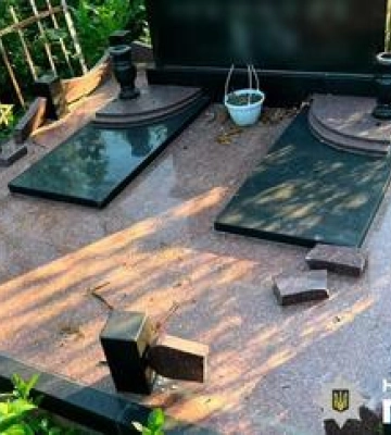 У Полтаві пошкодили надгробні плити: що про це відомо