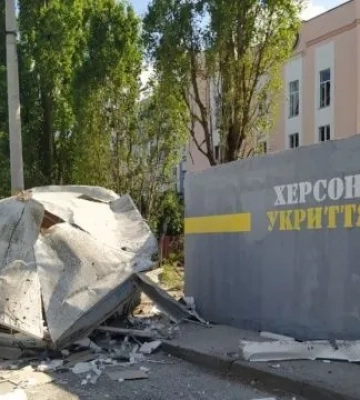 Російські військові обстріляли Дніпровський район Херсона (відео)