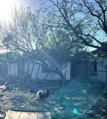 Наслідки ворожого удару по Херсону: постраждали 10 людей, серед них поліцейські, рятувальник та волонтери. ФОТОрепортаж