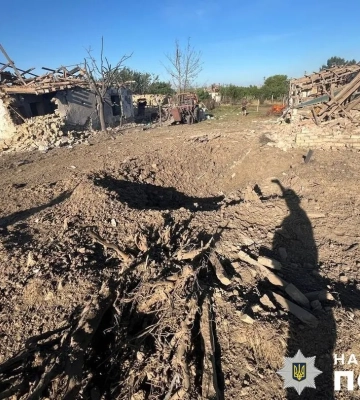 Наслідки ворожого удару по Херсону: постраждали 10 людей, серед них поліцейські, рятувальник та волонтери. ФОТОрепортаж